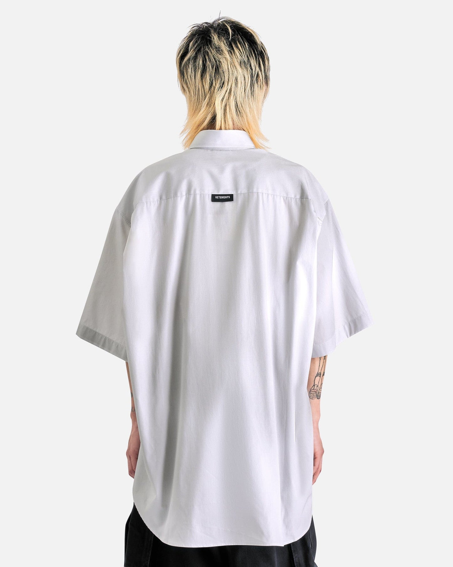 VETEMENTS Men's Shirts Anime Short-Sleeved Shirt in Black/White