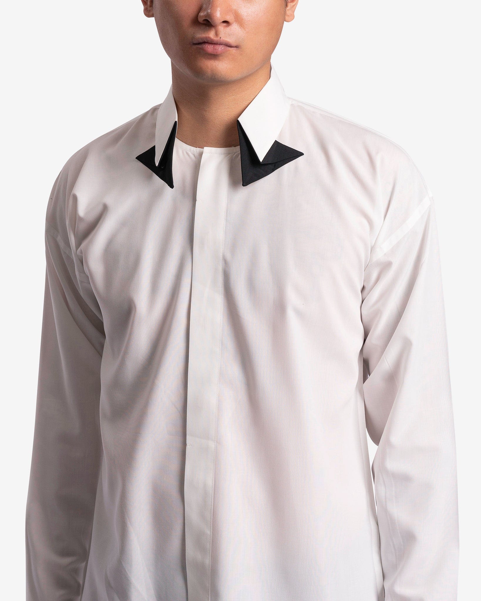 Bow-Tie Press Shirt in White/Black