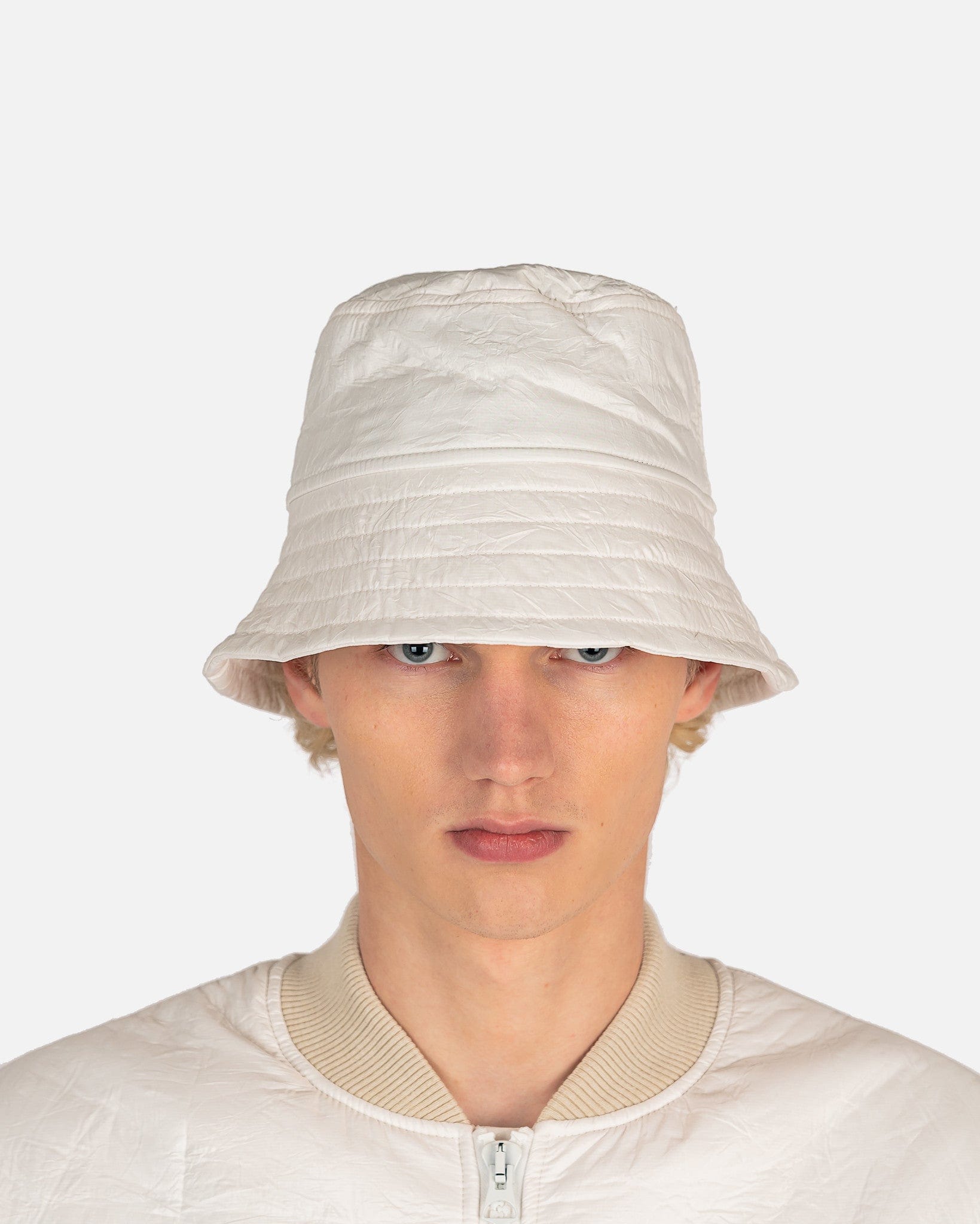 Gilly Bucket Hat in White – SVRN