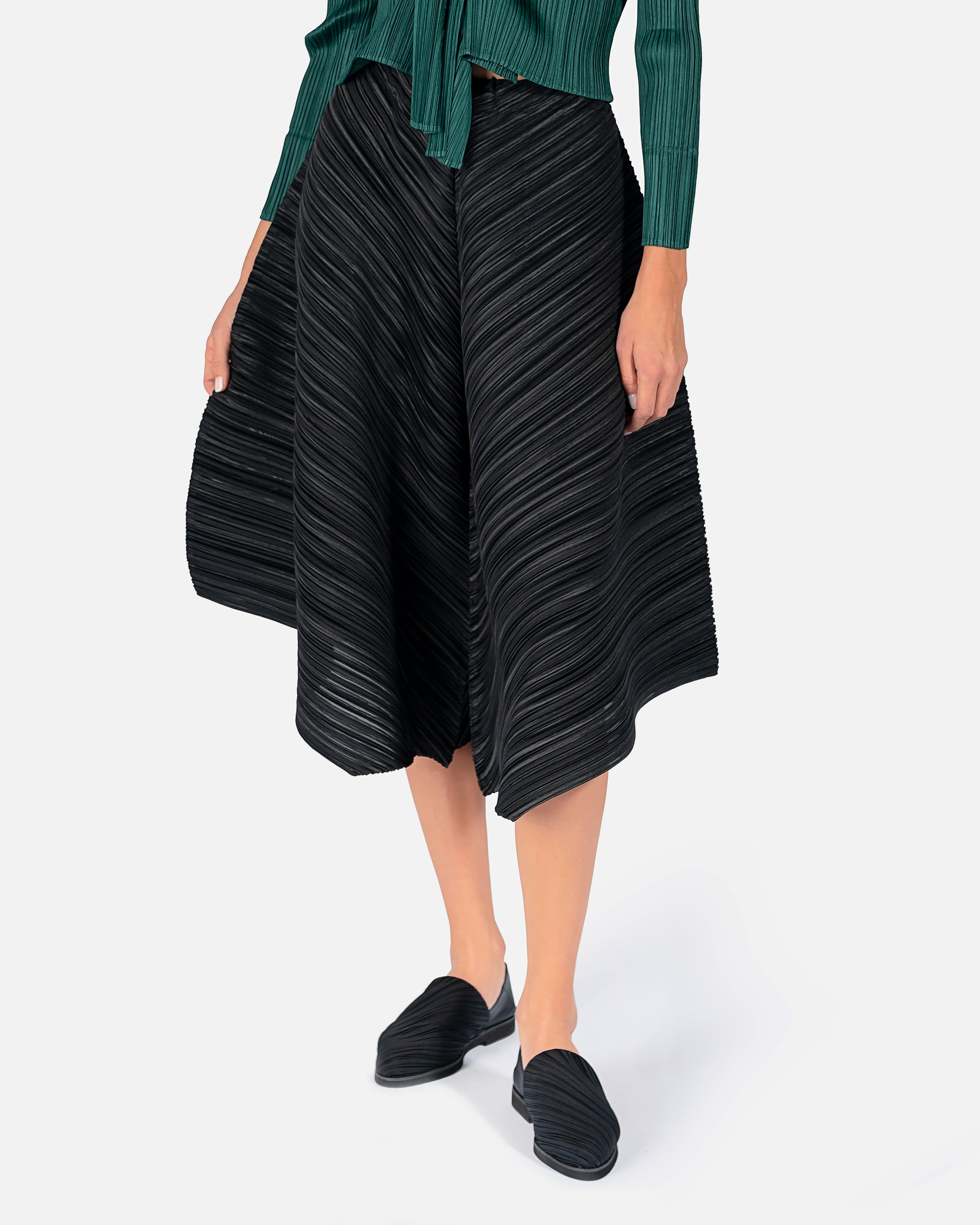 Wrapping Pleated Trousers in Black
