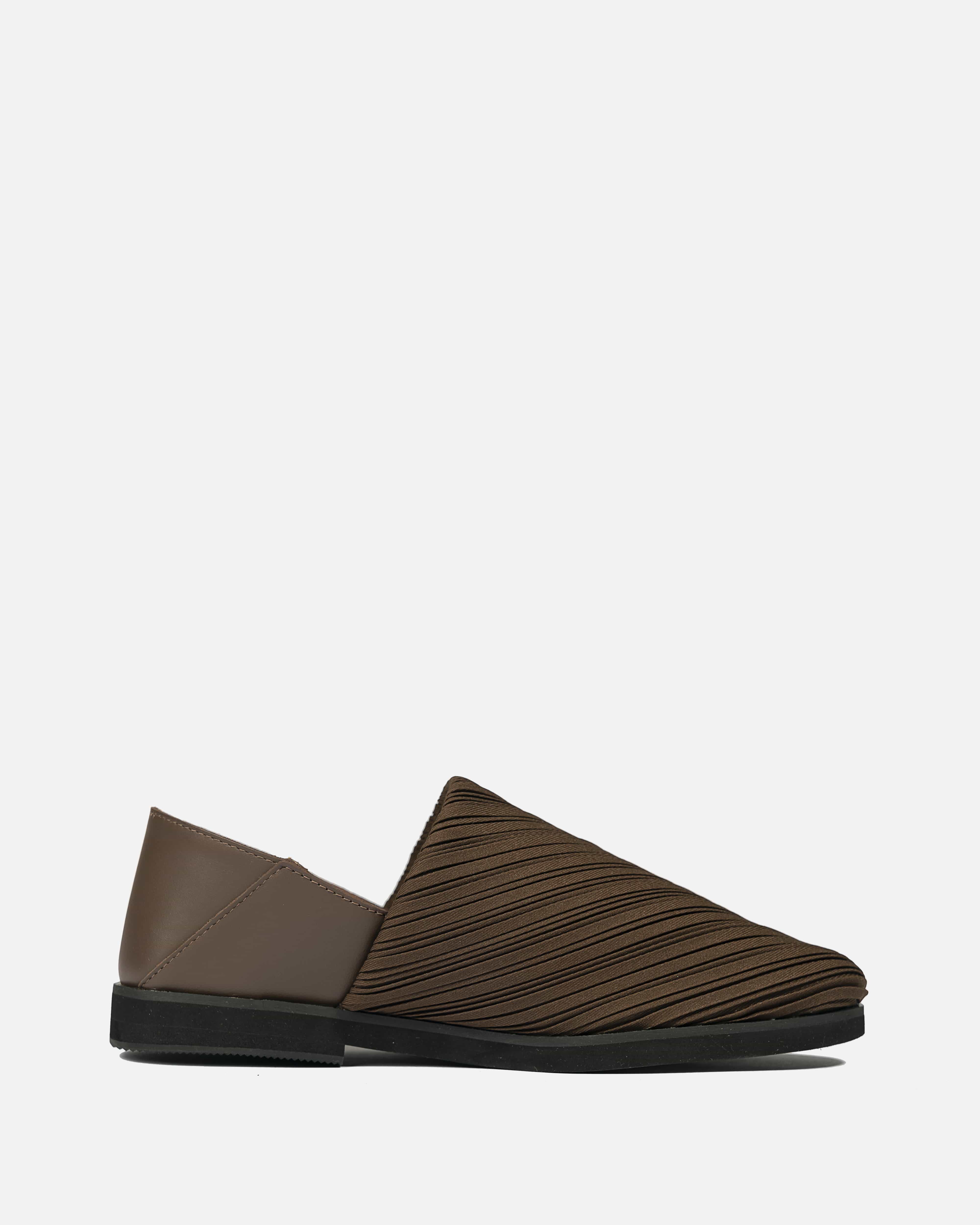 Pleats Slip-On Loafer in Brown – SVRN